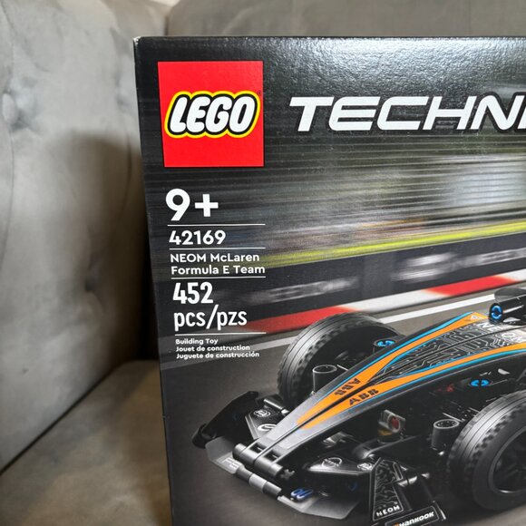 LEGO Technic 42169 NEOM McLaren Formula E Team Car Pull-Back Racer (452 pcs) - Picture 3 of 4
